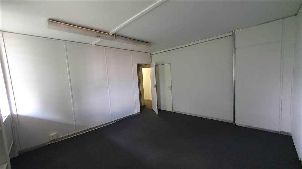 70  m² Commercial space in Lynnwood photo number 11