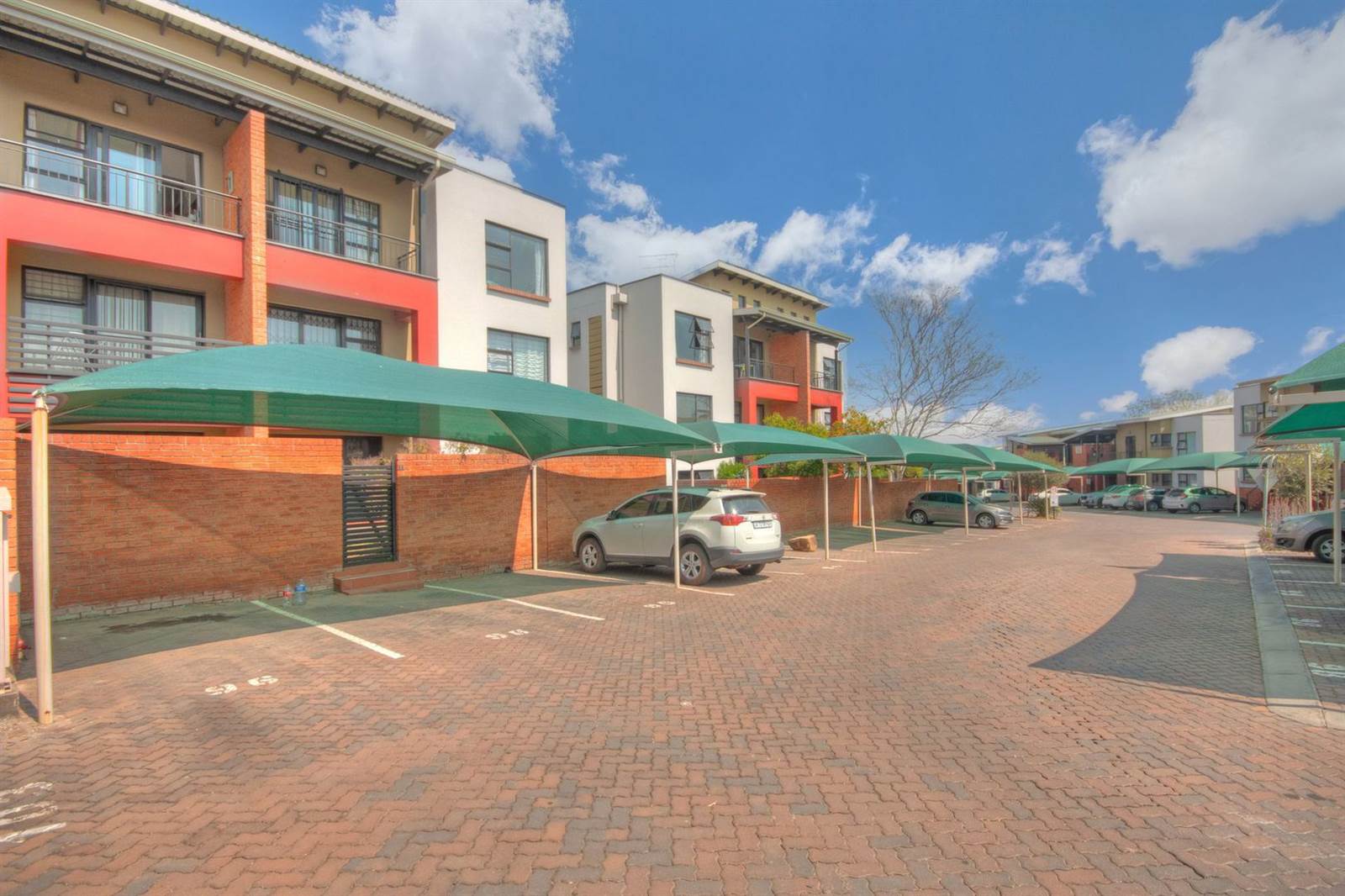 1 Bed Apartment in Douglasdale photo number 13