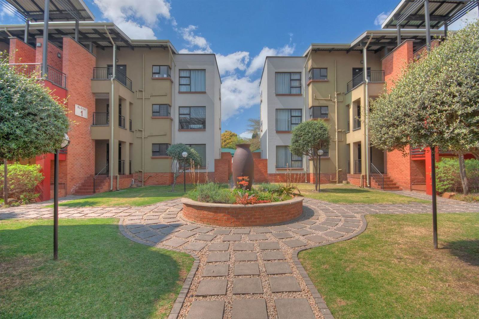 1 Bed Apartment in Douglasdale photo number 14