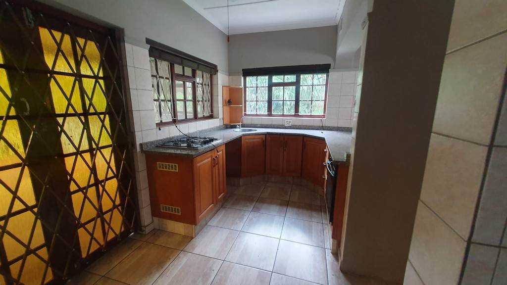 3 Bed House in Umtentweni photo number 11