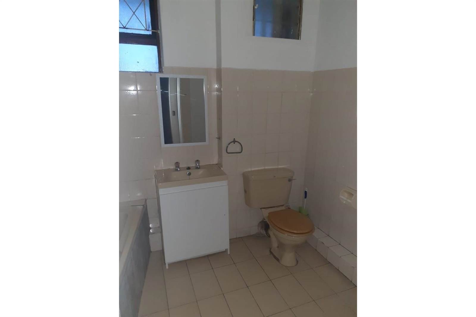 2 Bed Apartment in Pinetown Central photo number 6