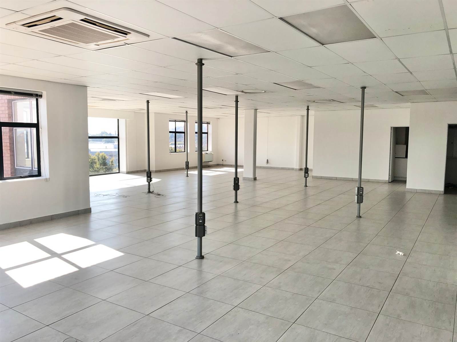 500  m² Office Space in Cresta photo number 11