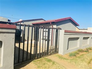 3 Bed House in Etwatwa