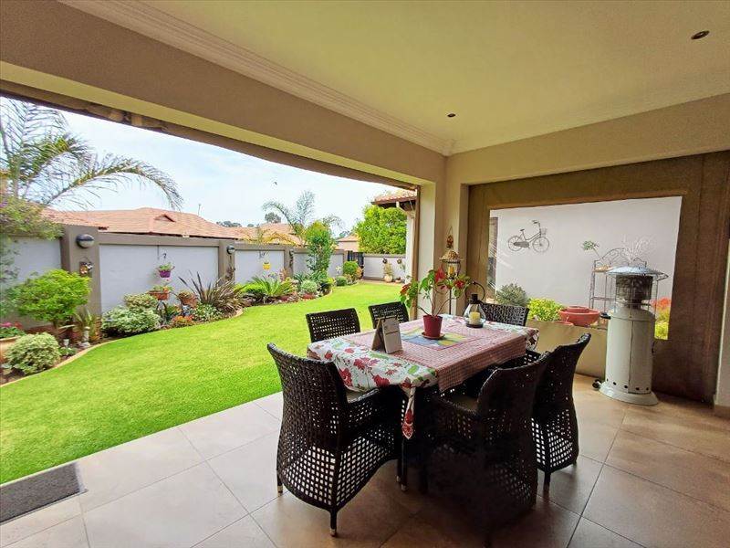 4 Bed Townhouse in Glen Marais photo number 3