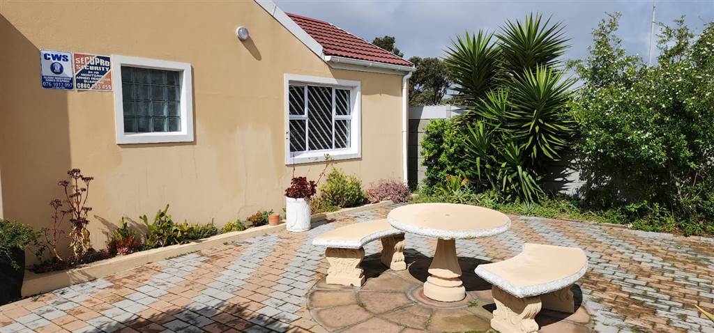 3 Bed House in Mitchells Plain photo number 2
