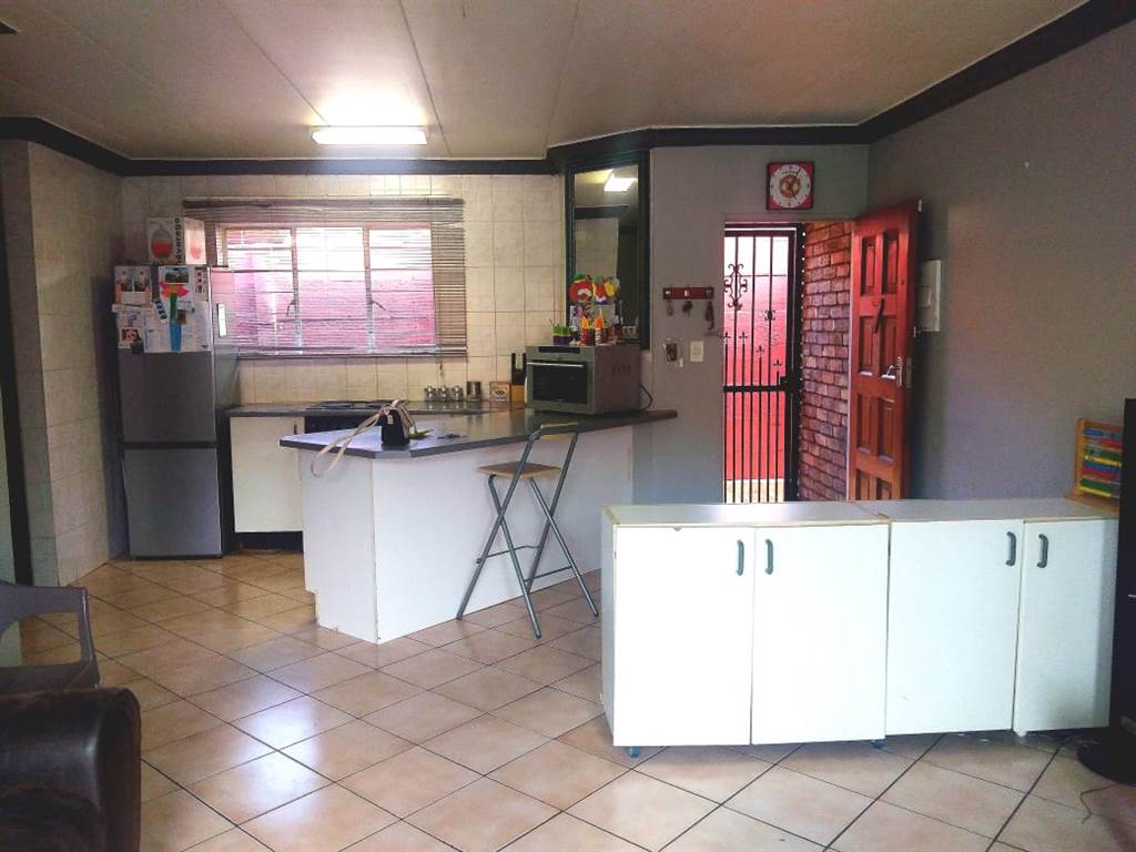 3 Bed Townhouse in Rooihuiskraal North photo number 2