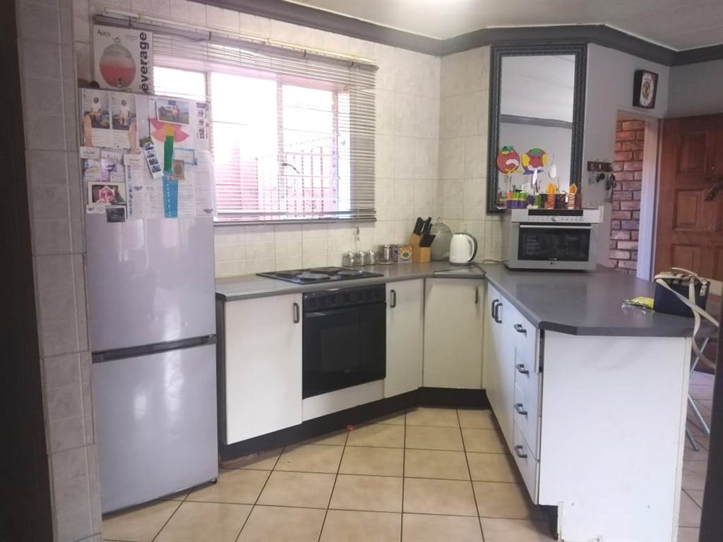 3 Bed Townhouse in Rooihuiskraal North photo number 5