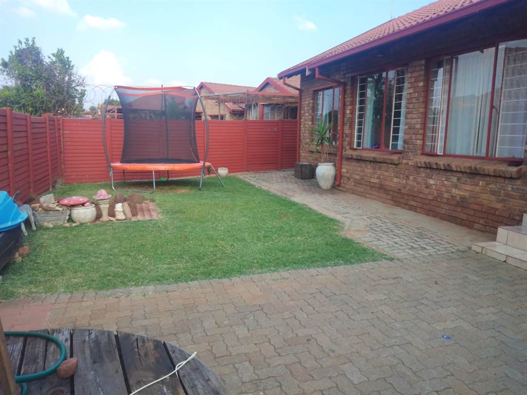 3 Bed Townhouse in Rooihuiskraal North photo number 17
