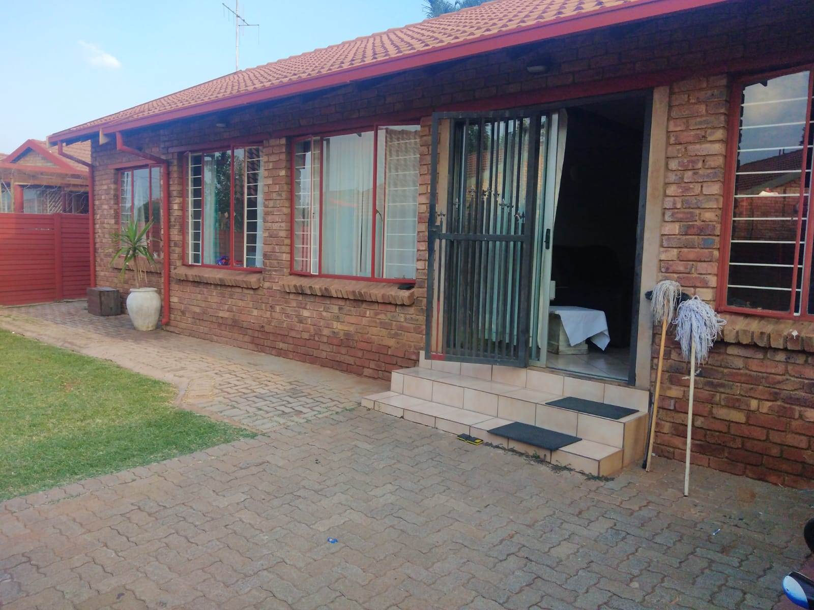 3 Bed Townhouse in Rooihuiskraal North photo number 1