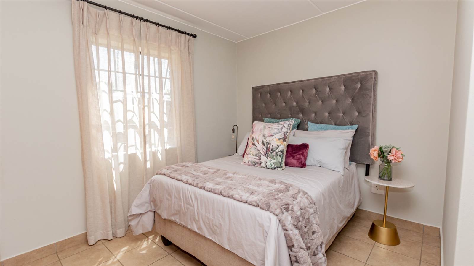 2 Bed Apartment in Parktown photo number 7