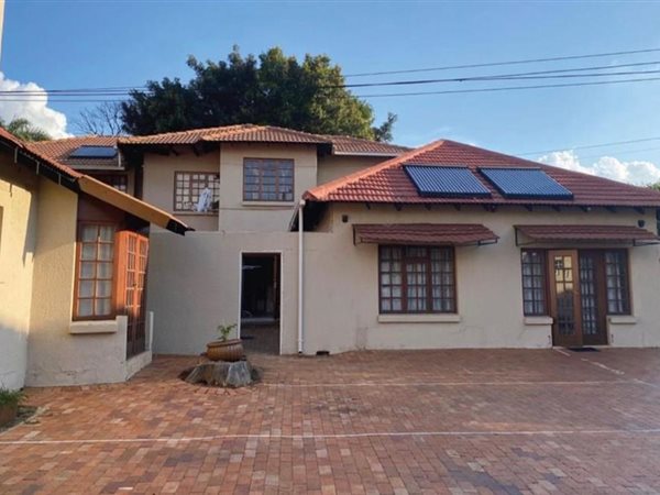 10 Bed House in Bedfordview
