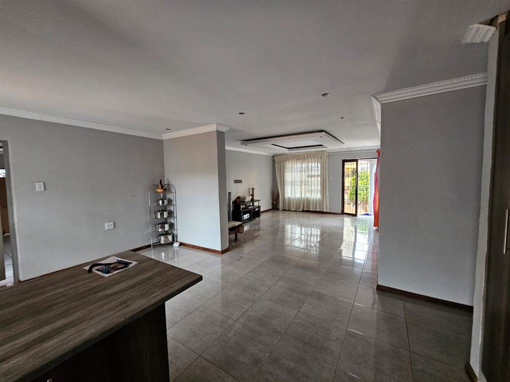 4 Bed House in Serala View photo number 6
