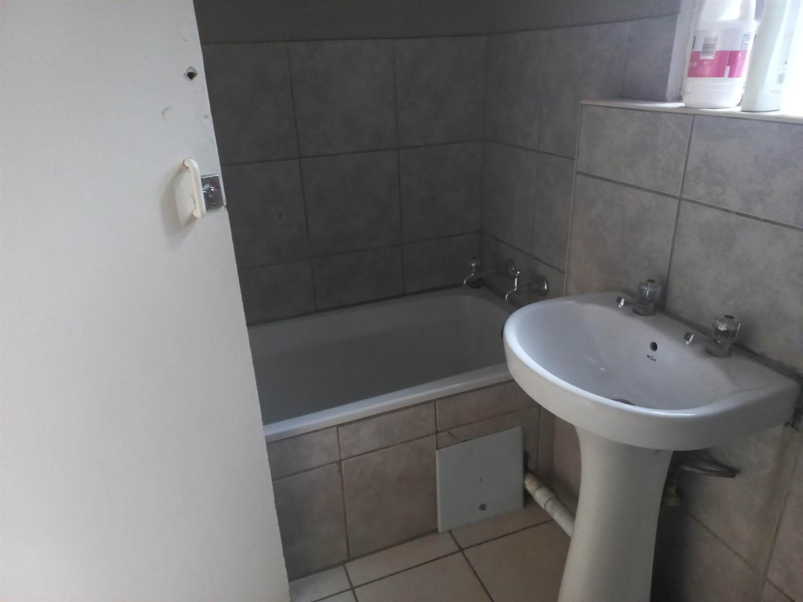 2 Bed Apartment in Kempton Park Central photo number 15