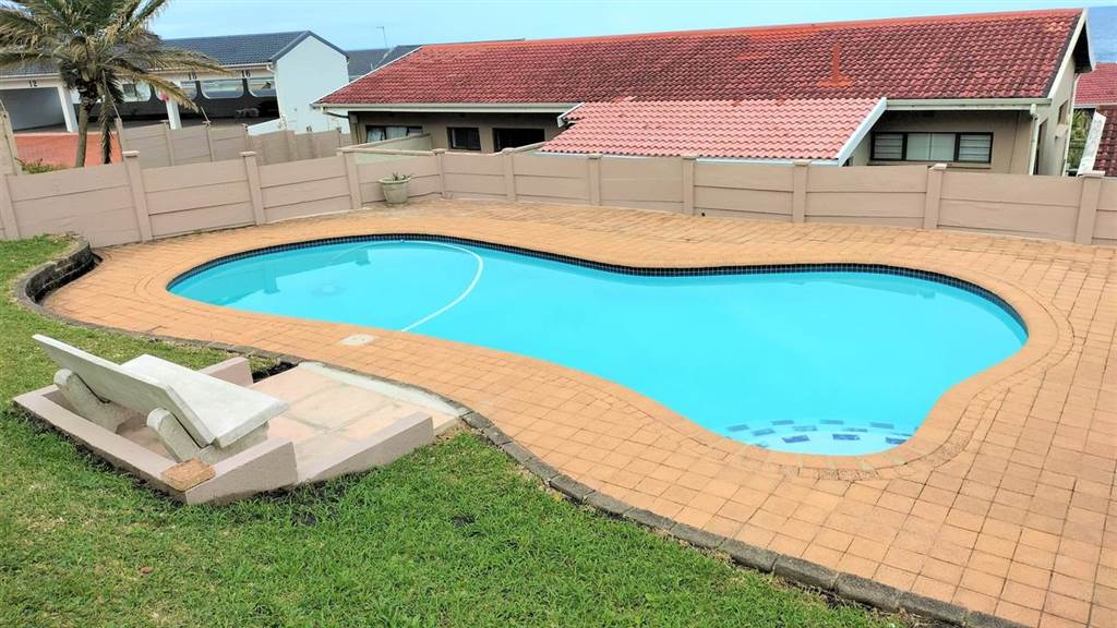 2 Bed Townhouse in Manaba photo number 2