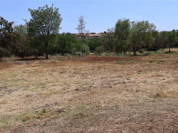 1 046 m² Land