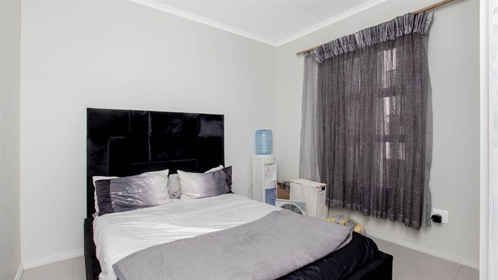 1 Bed Apartment in Carlswald Estate photo number 5