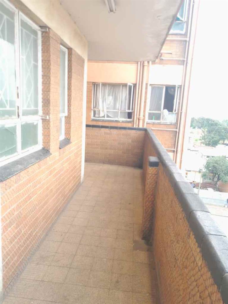 1 Bed Apartment in Yeoville photo number 6