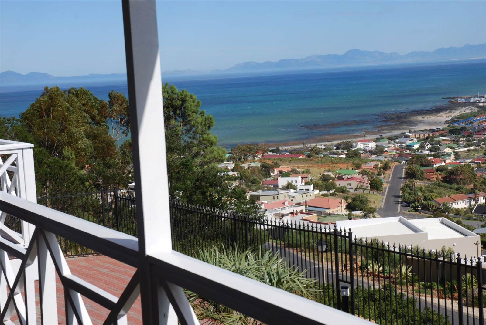 3 Bed House in Gordons Bay Central photo number 4