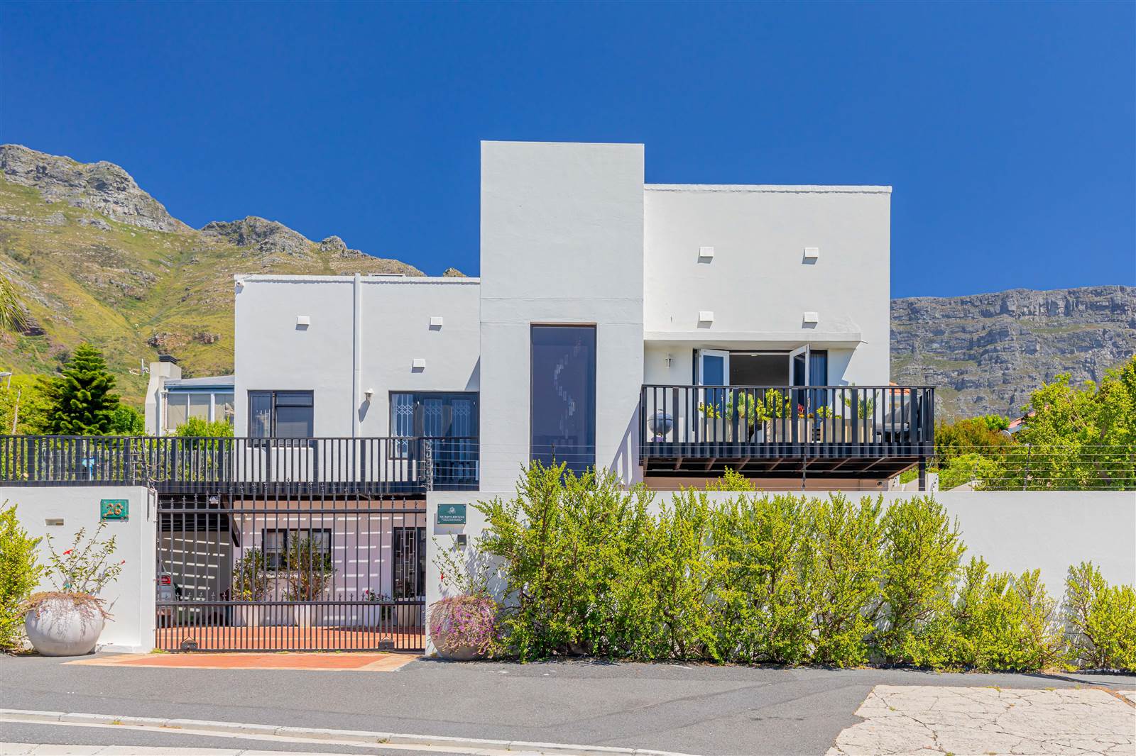 4 Bed House in Vredehoek photo number 2