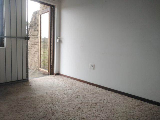 3 Bed Townhouse in Freeland Park photo number 13