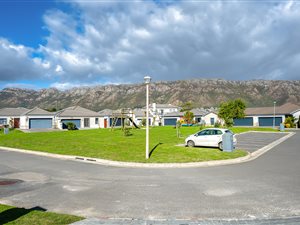 Townhouse in Gordons Bay Central