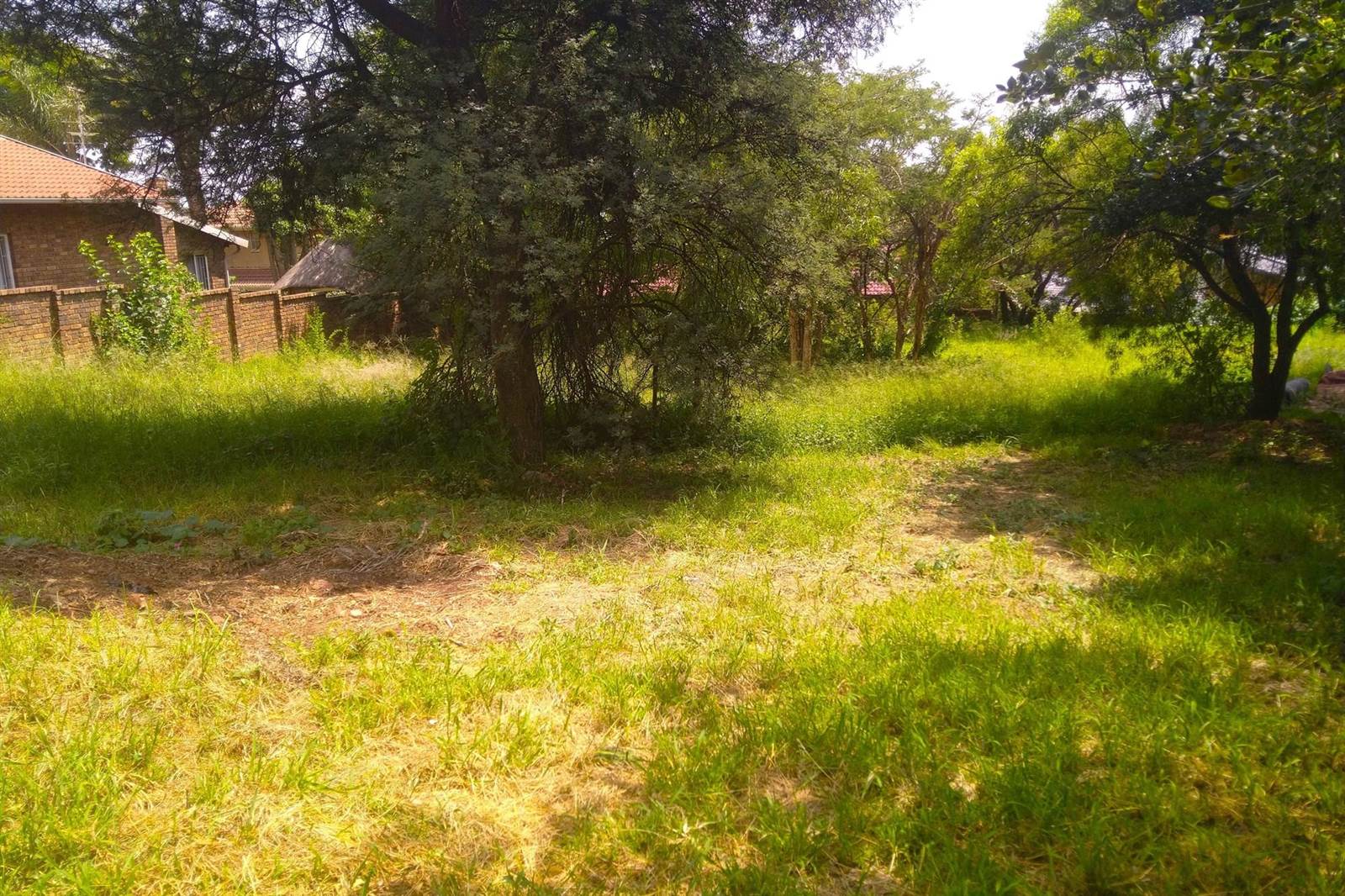 1000 m² Land available in Zwartkop photo number 1