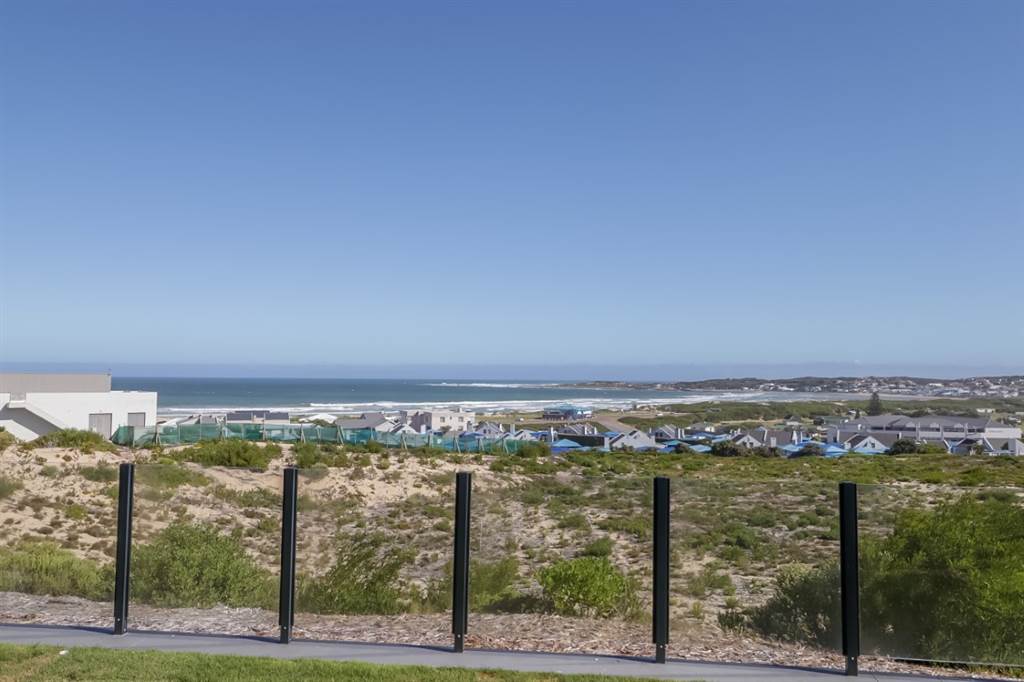 2 Bed Apartment in Stilbaai photo number 2