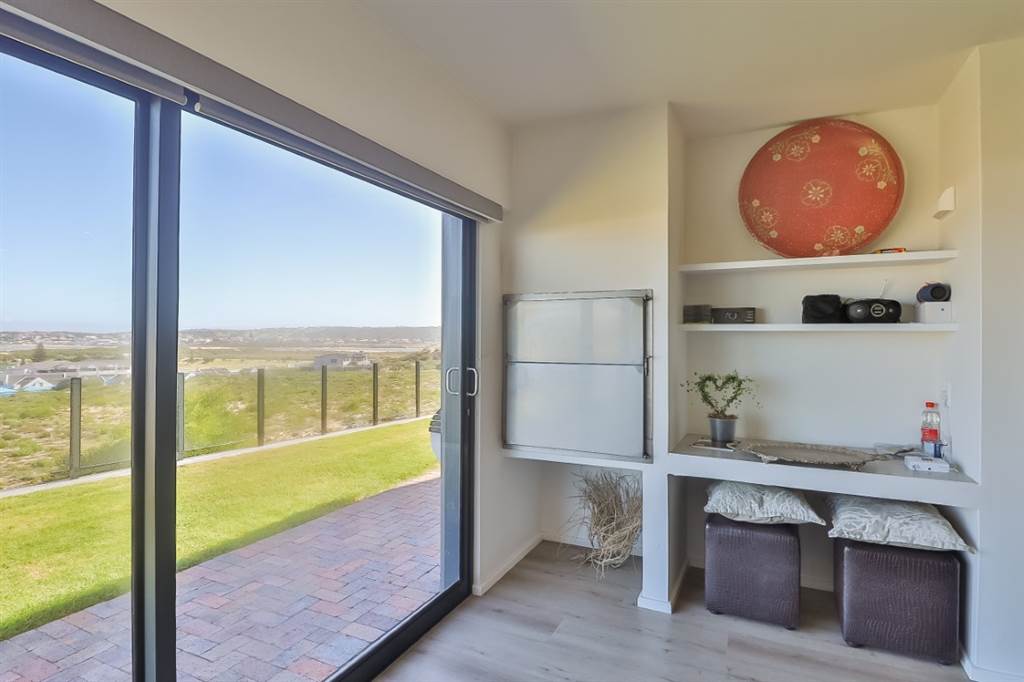 2 Bed Apartment in Stilbaai photo number 8