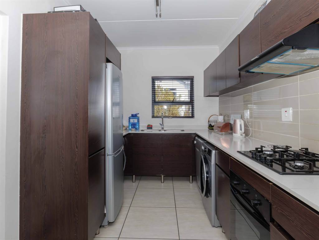 3 Bed Apartment in Greenstone Hill photo number 18