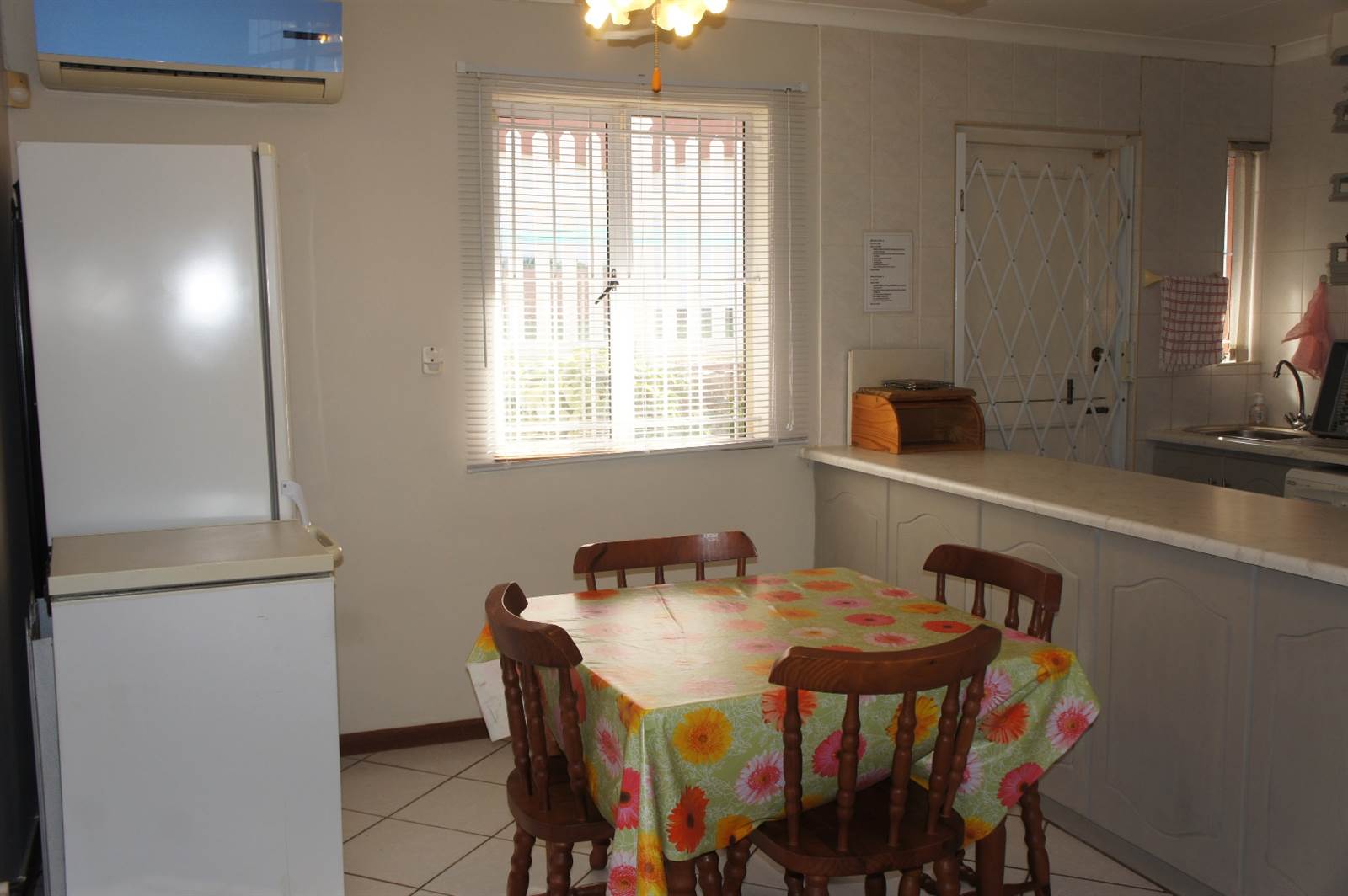 3 Bed Flat in Scottburgh Central photo number 5