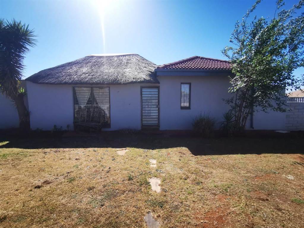 3 Bed House in Lenasia photo number 17