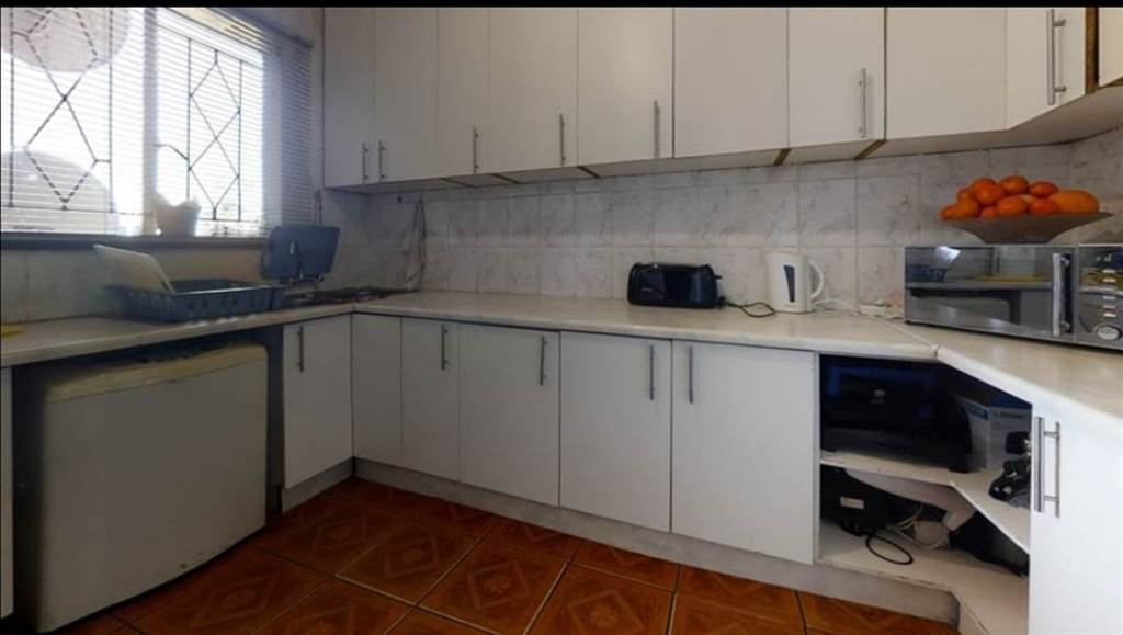 2 Bed Apartment in Germiston South photo number 8