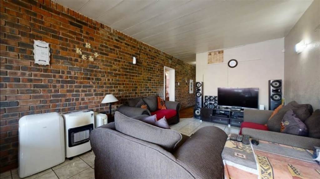 2 Bed Apartment in Germiston South photo number 6