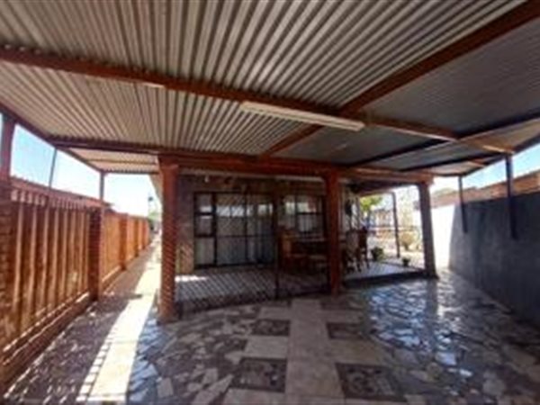 3 Bed House in Roodepan