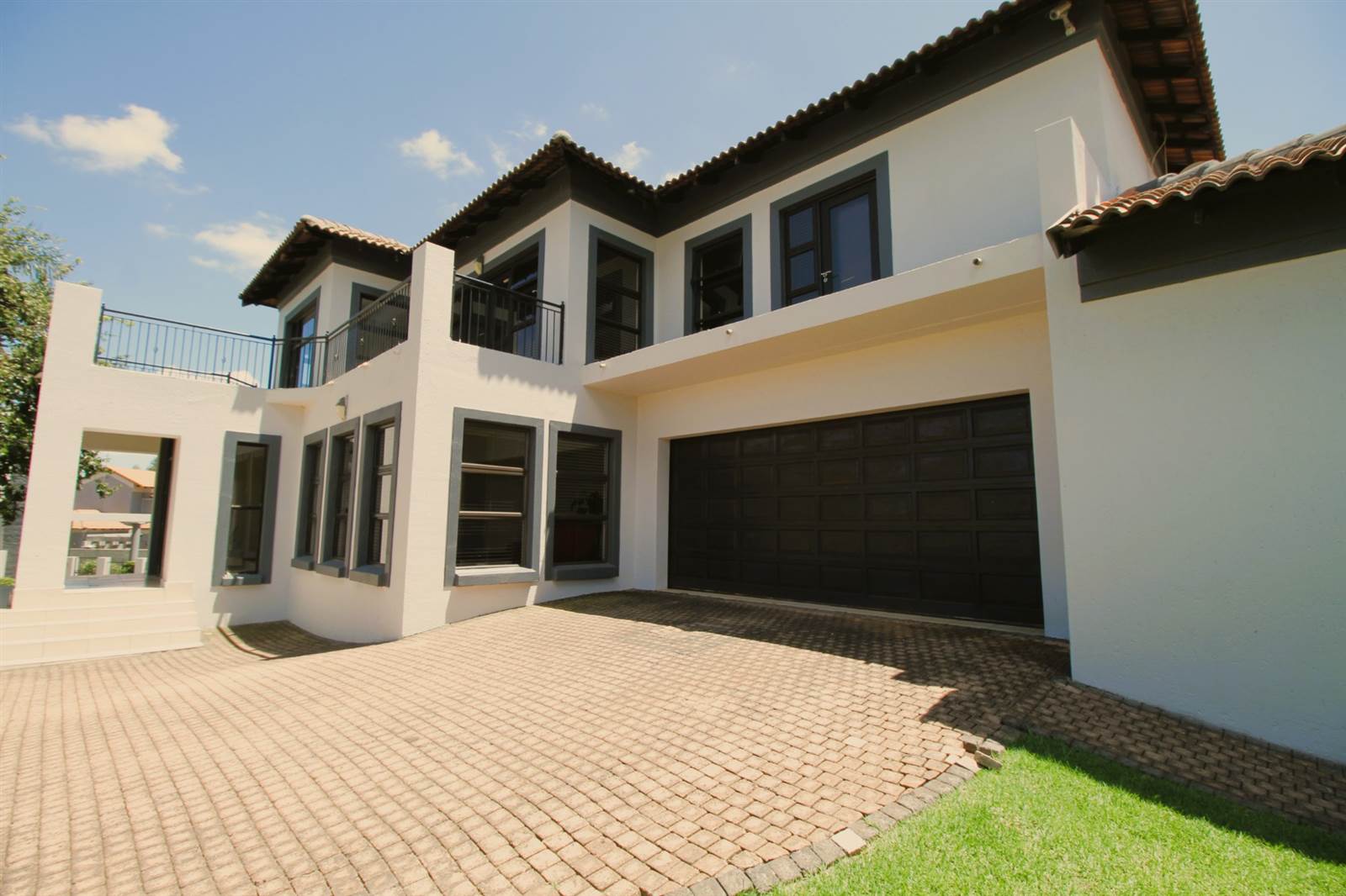 4 Bed House in Blue Valley Golf Estate photo number 1
