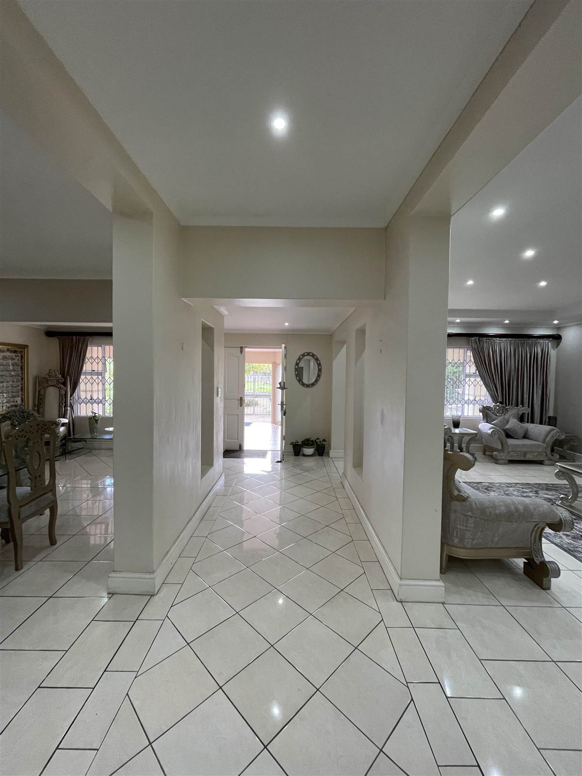 8 Bed House in Pinelands photo number 3
