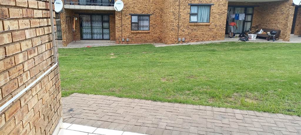 2 Bed Townhouse in Boksburg East photo number 5