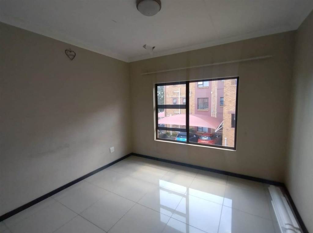 3 Bed Apartment in Brackendowns photo number 10