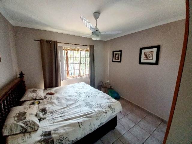 2 Bed Townhouse in Uvongo photo number 14