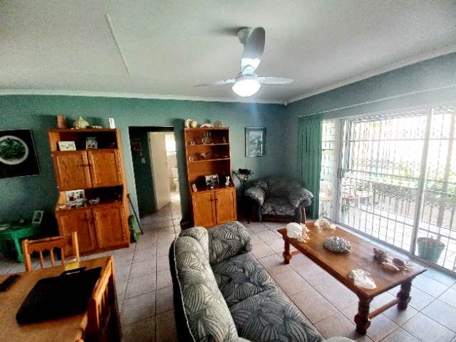 2 Bed Townhouse in Uvongo photo number 8
