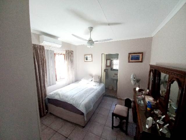 2 Bed Townhouse in Uvongo photo number 12