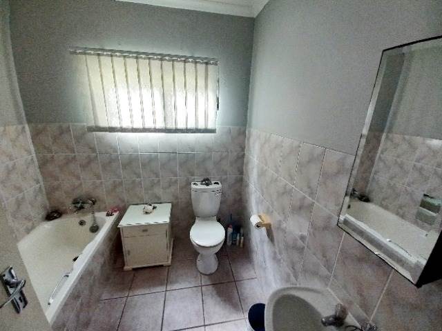 2 Bed Townhouse in Uvongo photo number 13