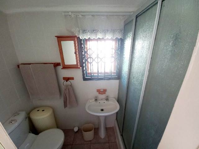 2 Bed Townhouse in Uvongo photo number 11
