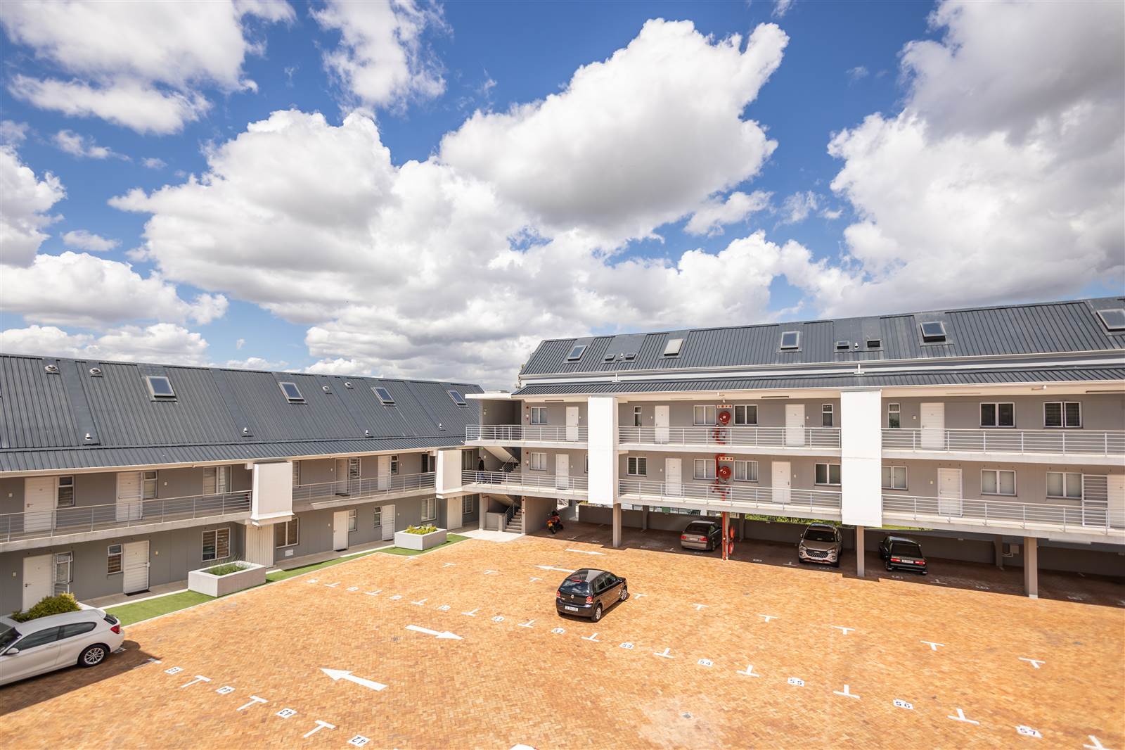 2 Bed Apartment in Durbanville Central photo number 2