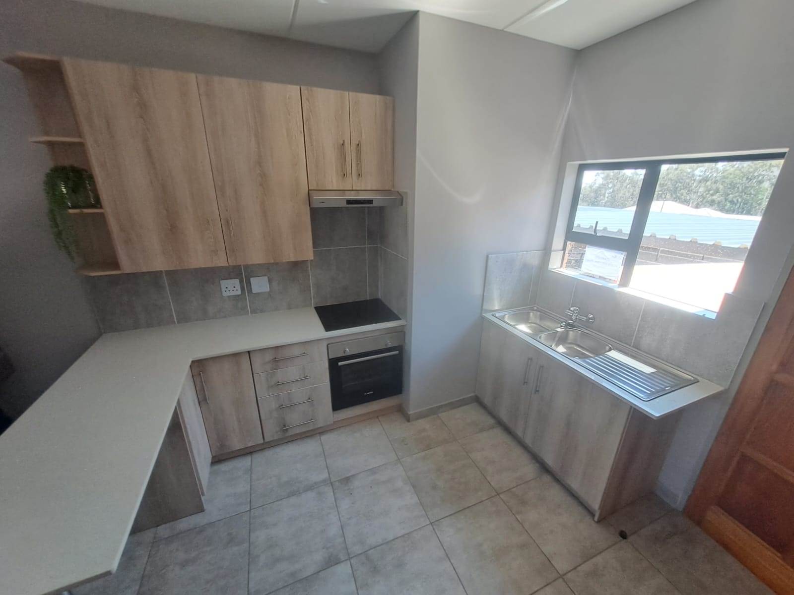 3 Bed Apartment in Witbank Central photo number 2