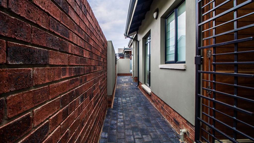 3 Bed Townhouse in Waterkloof Ridge photo number 28