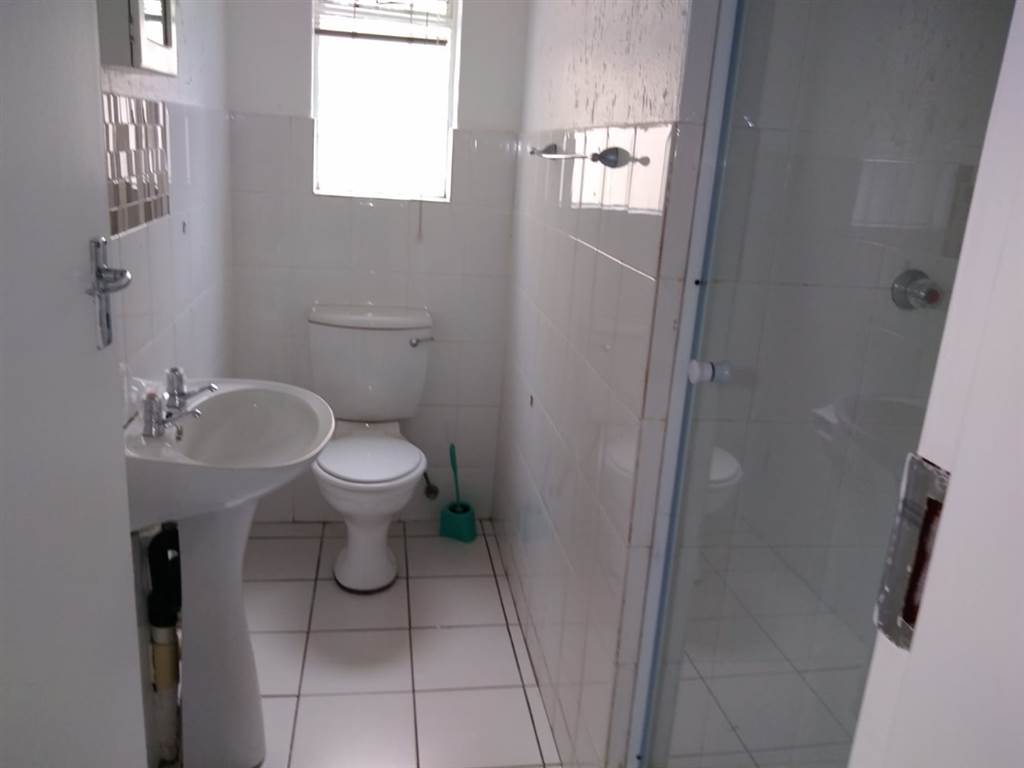 2 Bed Apartment in Radiokop photo number 6
