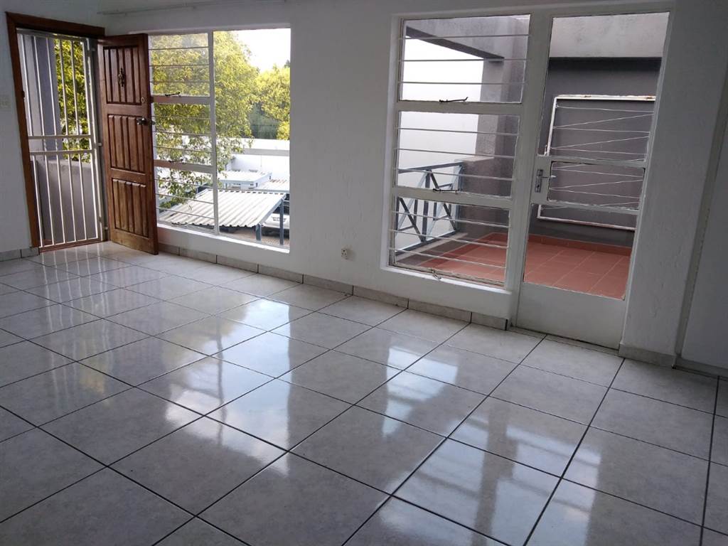 2 Bed Apartment in Radiokop photo number 3