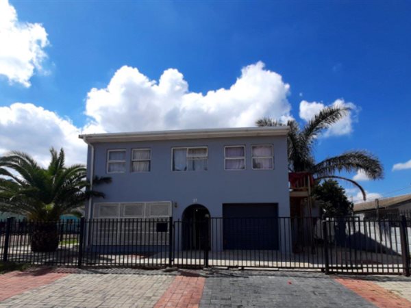5 Bed House in Hex Park