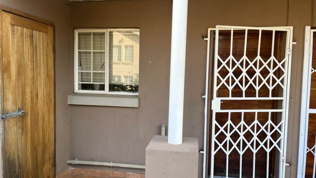 2 Bed Apartment in Waterval East photo number 11